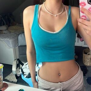 TEAL soft crop top small and makes your facial features pop out!!🩵💙